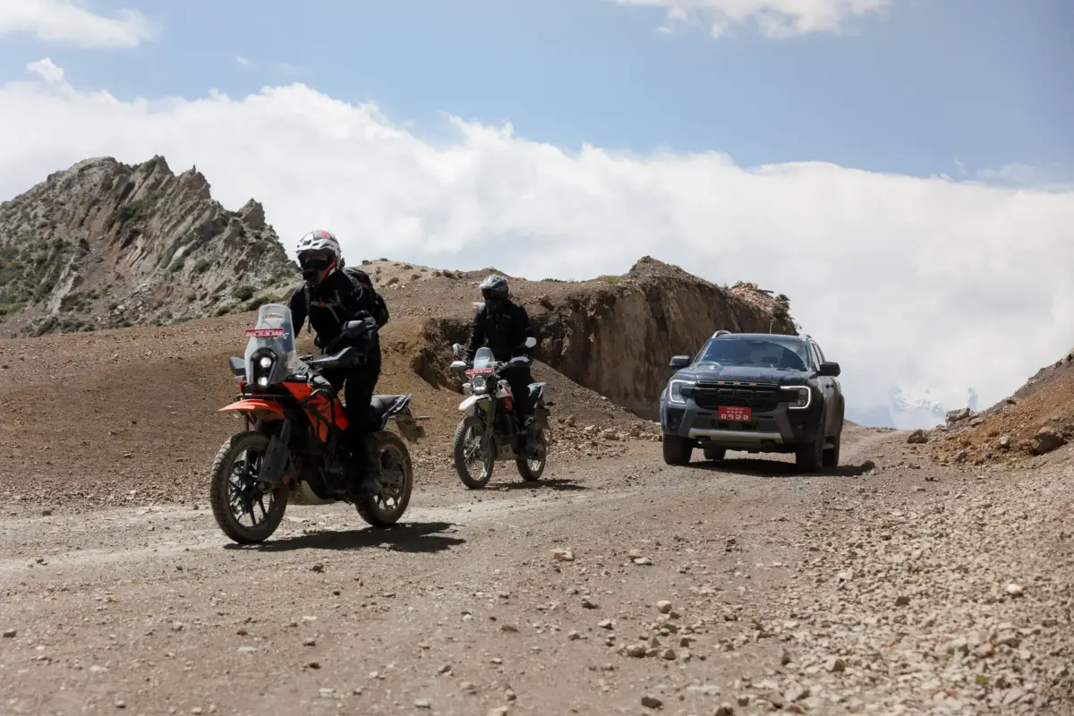 4x4 support vehicle on the Upper Mustang route